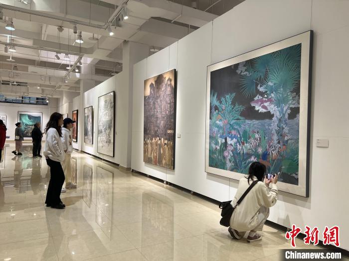 圖為全國(guó)青年教師中國(guó)畫(huà)學(xué)術(shù)邀請(qǐng)展吸引學(xué)生觀展?！＄婌?攝