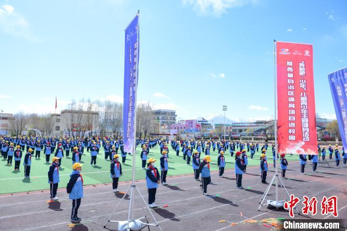 圖為學(xué)生在跳繩教練齊景龍的指導(dǎo)下做準(zhǔn)備運動?！∝暩聛硭?攝