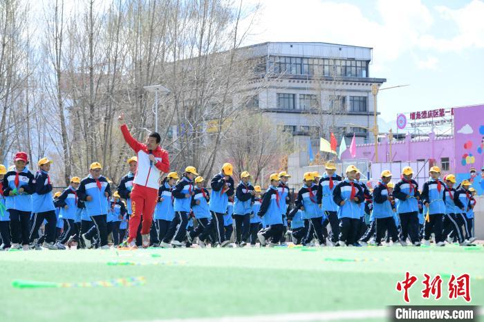 圖為學(xué)生在跳繩教練齊景龍的指導(dǎo)下做準(zhǔn)備運動?！∝暩聛硭?攝