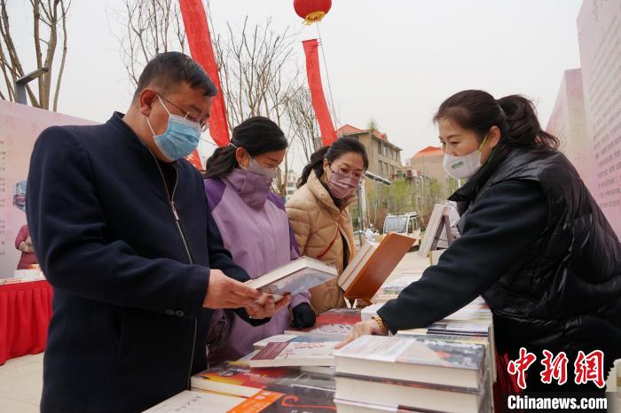 圖為民眾在活動(dòng)現(xiàn)場(chǎng)購(gòu)書(shū)。　馬銘言 攝