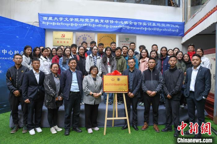 圖為揭牌儀式上合影?！∝暩聛硭?攝