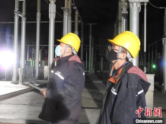 圖為5月10日凌晨，國(guó)網(wǎng)青海檢修公司柴達(dá)木換流站運(yùn)維人員在進(jìn)行柴拉直流系統(tǒng)停電操作。　姚曉英 攝