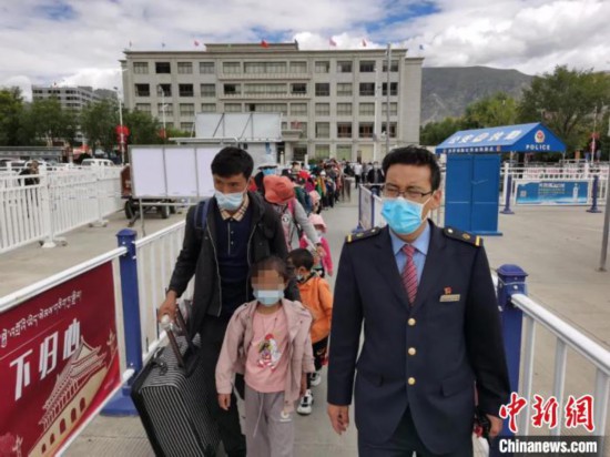圖為拉薩車站工作人員為西藏先心病患兒和陪同人員提供“綠色”接力幫扶，并開通了專門通道，讓他們快速進(jìn)站上車。拉薩車站 供圖