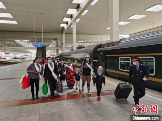圖為拉薩車站工作人員為西藏先心病患兒和陪同人員提供“綠色”接力幫扶，并開通了專門通道，讓他們快速進站上車。拉薩車站 供圖