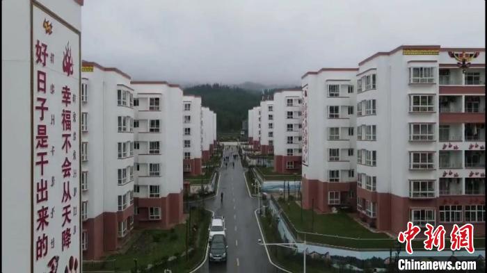 越西縣最大的易地扶貧搬遷安置點(diǎn)——城北感恩社區(qū)。　何浠 攝