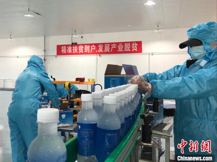 圖為阿里地區(qū)措勤縣某飲用水加工公司，該公司以“基地+公司+貧困民眾”為運營模式，帶動貧困民眾68戶232人?！≈x牧 攝