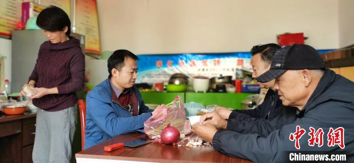 圖為扶貧路上“臨時一家人”準備午餐?！∥航ㄜ?攝