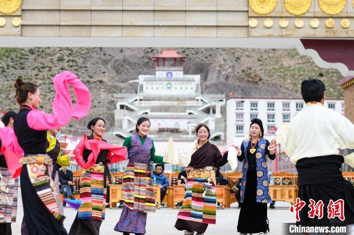 圖為西藏昌都市洛隆縣易地搬遷安置點(diǎn)阿托卡小康示范新村村民載歌載舞慶脫貧(資料圖)?！『闻罾?攝