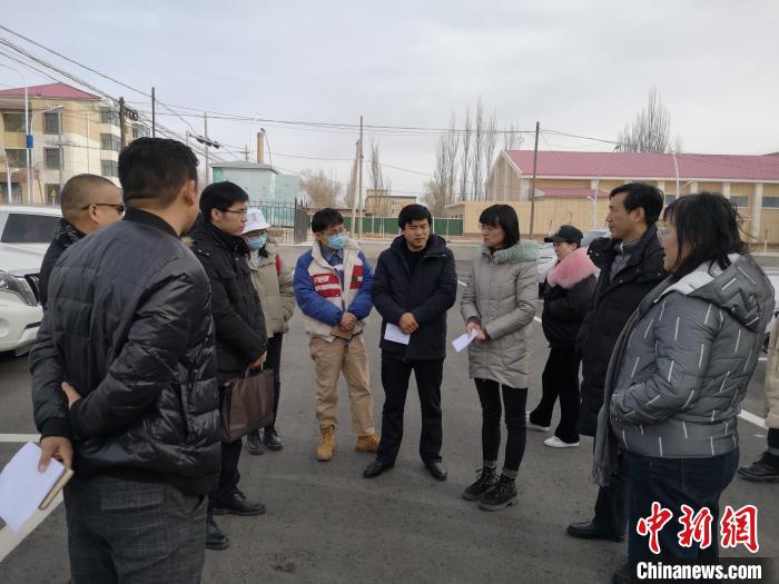 圖為青海大學工作人員正在現(xiàn)場考察該項目進行情況。　李江寧 攝
