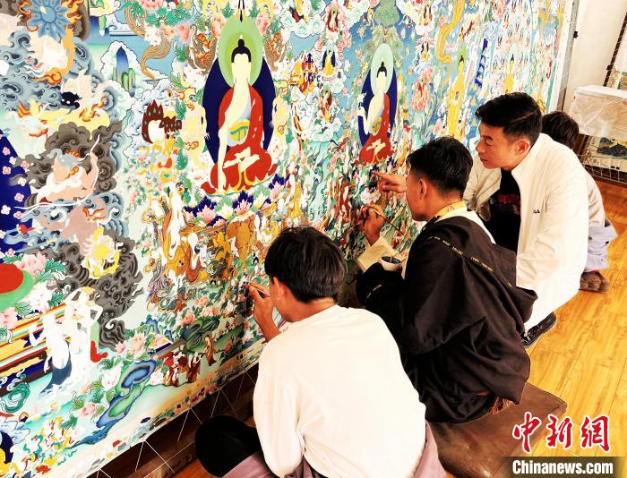 青海唐卡藝術(shù)小鎮(zhèn)：“勞模畫(huà)師”師帶徒，文化扶貧富一方