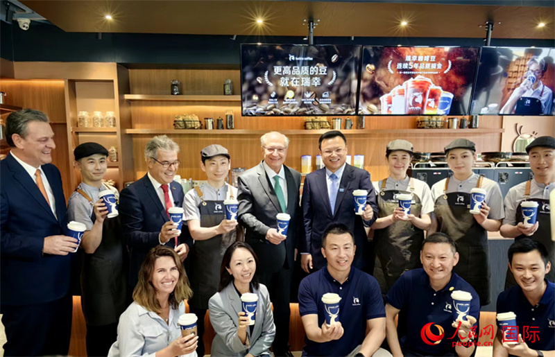 巴西副總統(tǒng)阿爾克明在北京某咖啡店推廣巴西咖啡。人民網(wǎng)記者 符園園攝