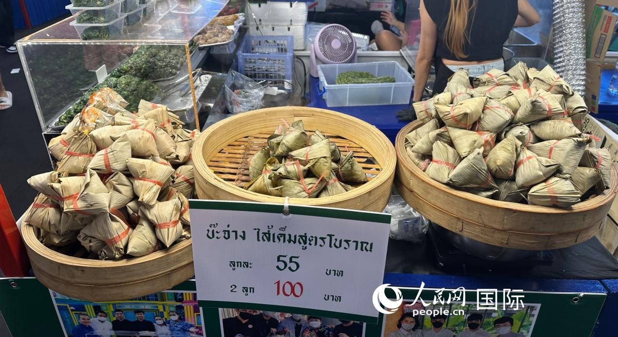 泰國街頭小吃店售賣粽子。人民網(wǎng)記者 簡承淵攝