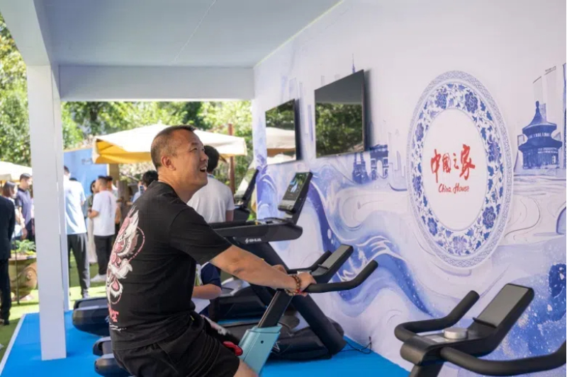 參觀者在智慧體育公園體驗(yàn)動(dòng)感單車。巴黎