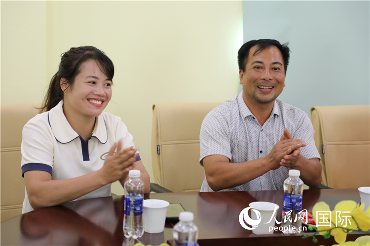 越南沙巴市黃連寄宿制民族小學(xué)老師阮氏秋姮、阮文享。人民網(wǎng)記者簡承淵攝