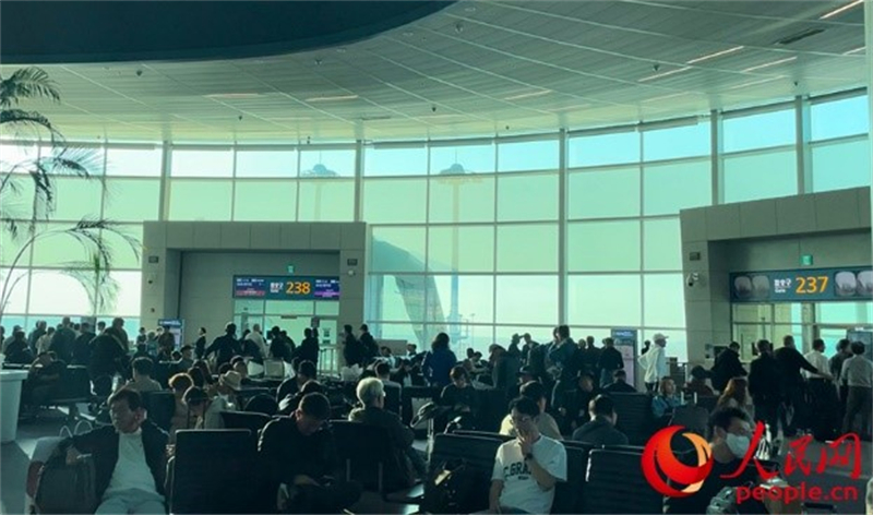仁川機場等待登機的旅客。人民網(wǎng) 李帆攝