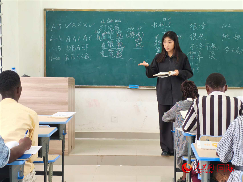 中國老師在給學(xué)生們講課。人民網(wǎng)記者 黃培昭攝