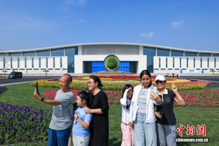 8月31日，天津，市民在2025年上海合作組織峰會主會場外自拍。當日，2025年上海合作組織峰會在天津舉行。<a target='_blank' href='/'><p  align=
