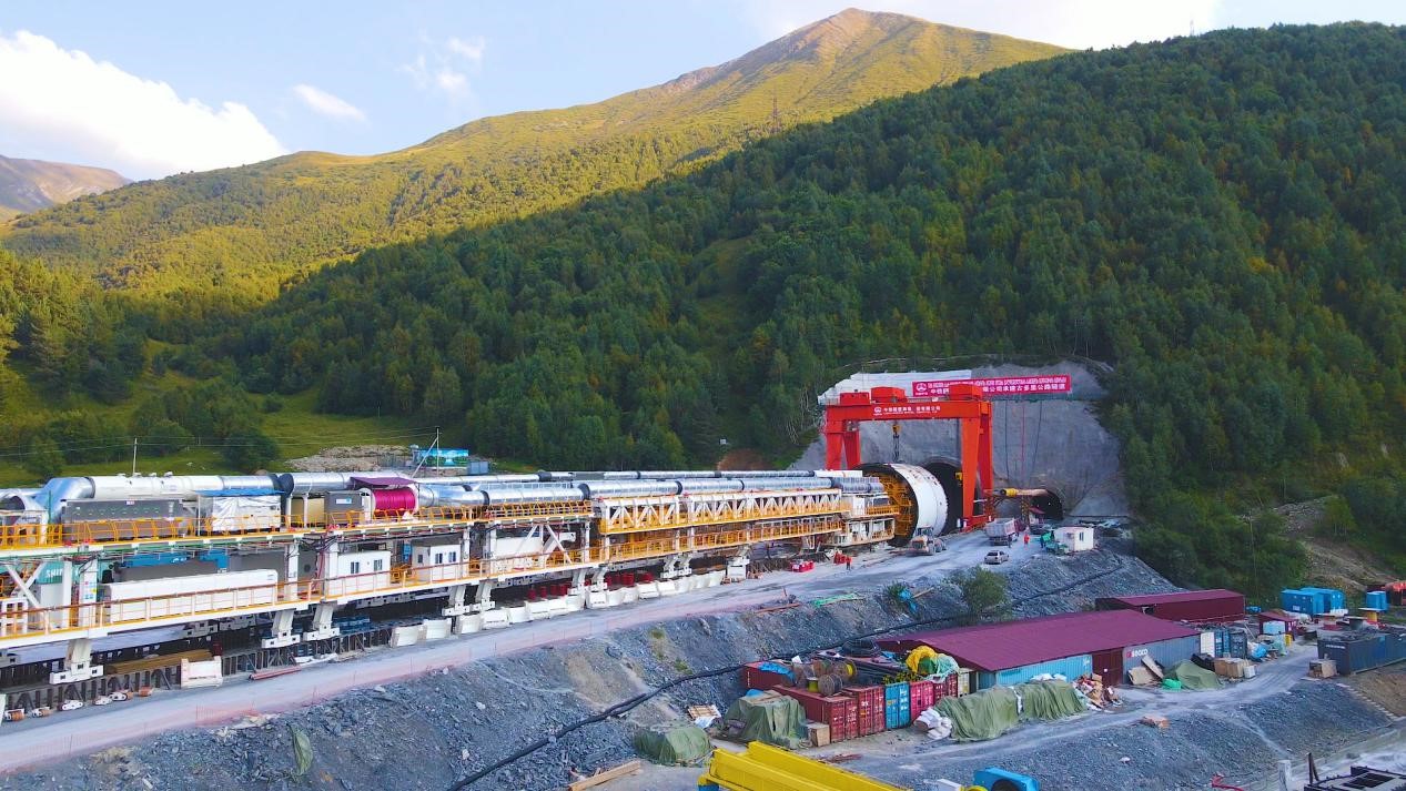 “高加索號”單護(hù)盾硬巖掘進(jìn)機(jī)（TBM）。中鐵隧道局格魯吉亞KK公路隧道項目部供圖