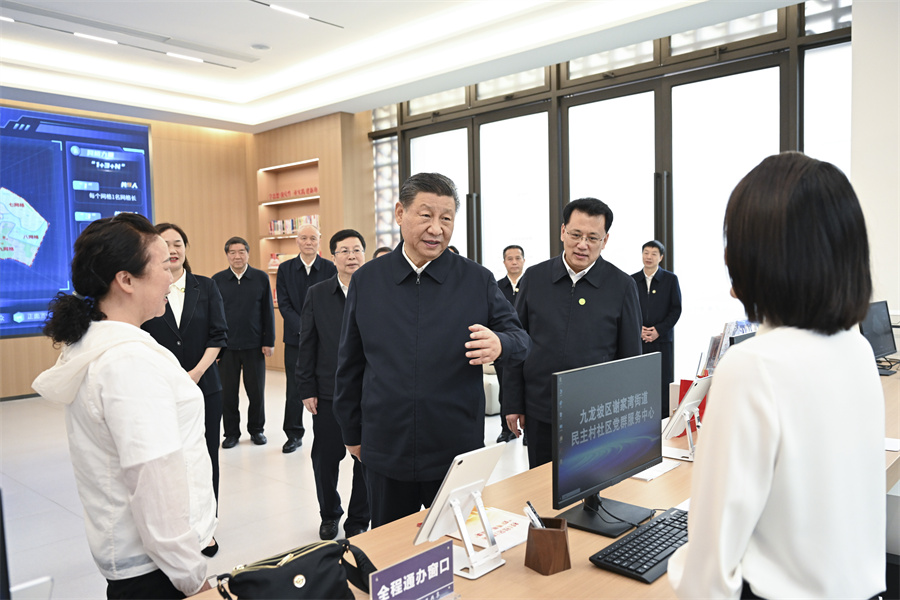 2024年4月22日至24日，中共中央總書記、國家主席、中央軍委主席習近平在重慶考察。這是22日下午，習近平在九龍坡區(qū)謝家灣街道民主村社區(qū)考察。新華社記者 謝環(huán)馳 攝