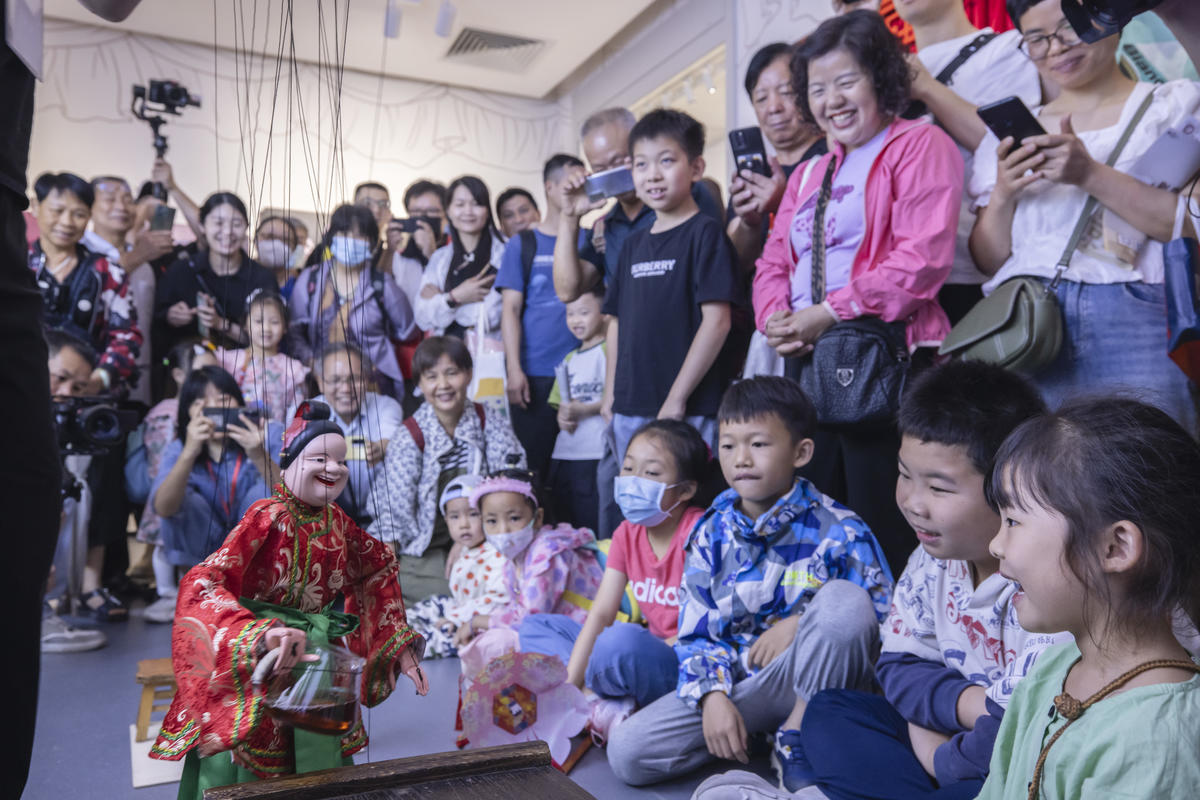 5月1日，廣州市白鵝潭大灣區(qū)藝術(shù)中心非物質(zhì)文化遺產(chǎn)館內(nèi)，精彩的梅縣提線木偶戲表演吸引了眾多游客駐足觀賞。 來源：人民圖片網(wǎng)