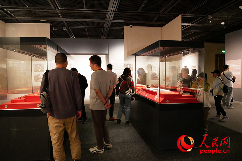 “五一”假期，游客在首都博物館參觀展覽。人民網(wǎng)記者 韋衍行攝