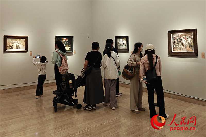 “五一”假期，游客在中國美術(shù)館參觀“大美勞動者——中國美術(shù)館藏勞動題材美術(shù)作品展（第二期）”。人民網(wǎng)記者 韋衍行攝