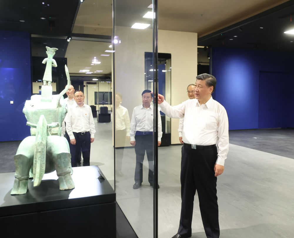 2023年7月26日，習(xí)近平總書(shū)記在四川省德陽(yáng)市考察了三星堆博物館，了解當(dāng)?shù)貧v史文化遺址發(fā)掘研究、文物保護(hù)修復(fù)等情況。