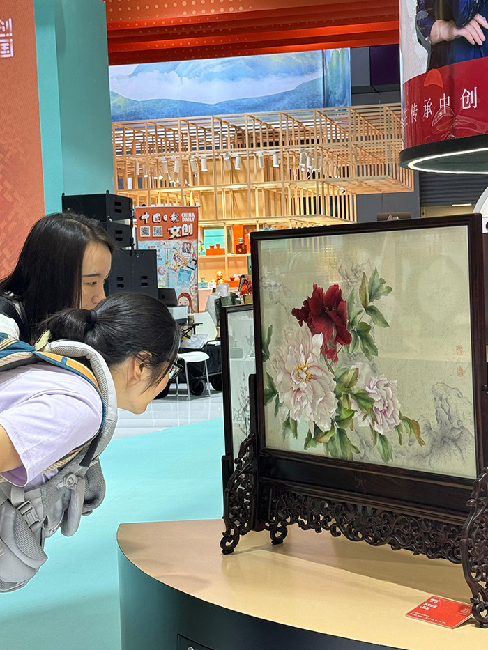 “文創(chuàng)中國(guó)”專題展區(qū)。參展觀眾供圖