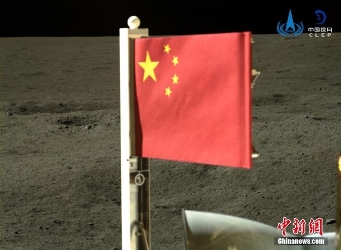 6月4日，中國(guó)國(guó)家航天局公布了嫦娥六號(hào)探測(cè)器在月球背面的五星紅旗展示影像。鮮艷的五星紅旗再次閃耀月球，這也是中國(guó)首次在月球背面獨(dú)立動(dòng)態(tài)展示國(guó)旗。<a target='_blank' href='/'><p  align=
