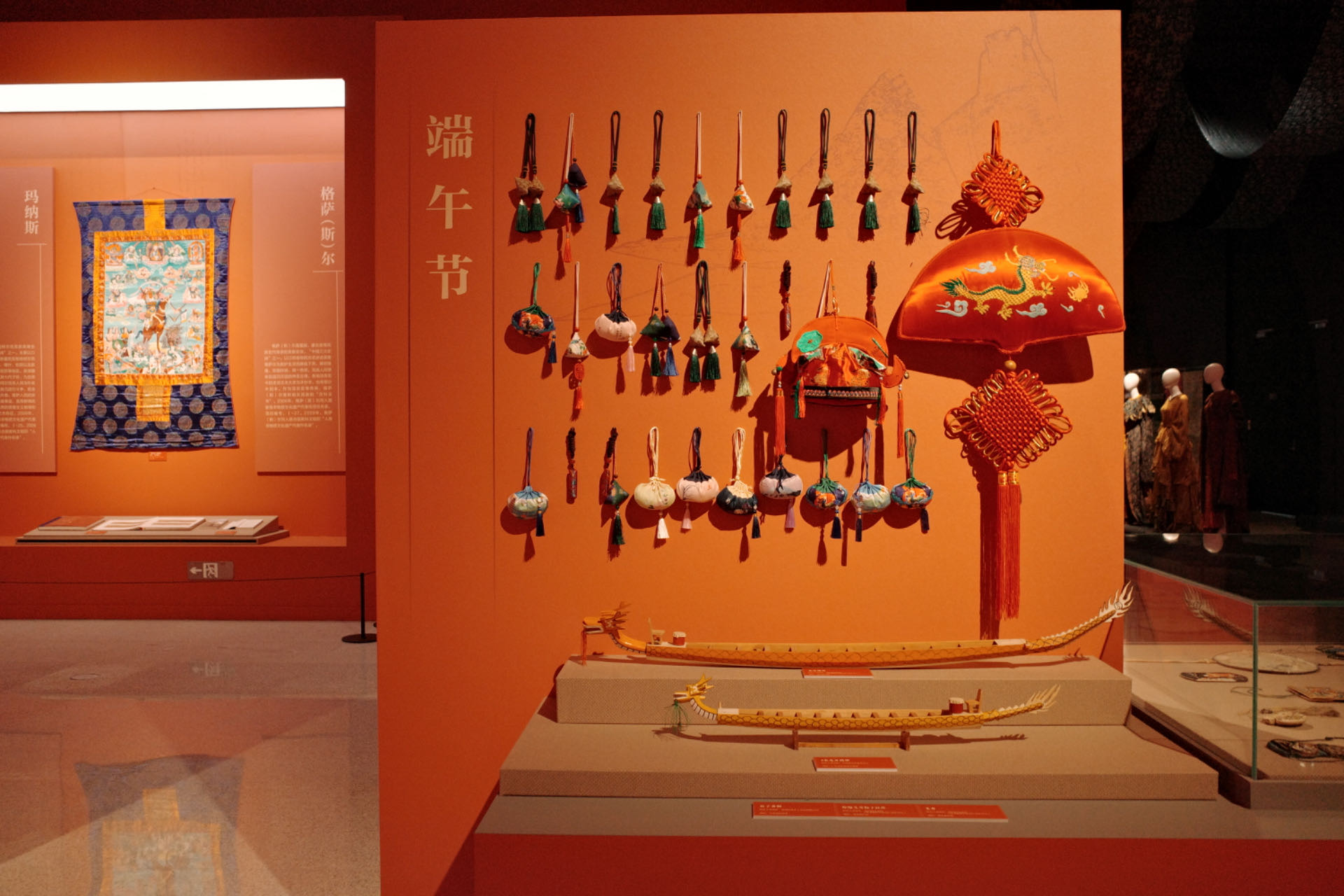 “氣象萬(wàn)千——中國(guó)非遺保護(hù)實(shí)踐主題展”展示了端午節(jié)主題的非遺。人民網(wǎng)記者 劉微攝