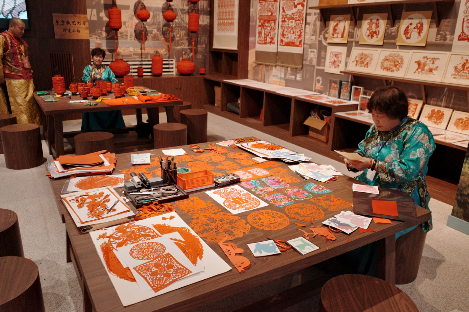 “氣象萬(wàn)千——中國(guó)非遺保護(hù)實(shí)踐主題展”上，非遺傳承人現(xiàn)場(chǎng)展示。人民網(wǎng)記者 劉微攝