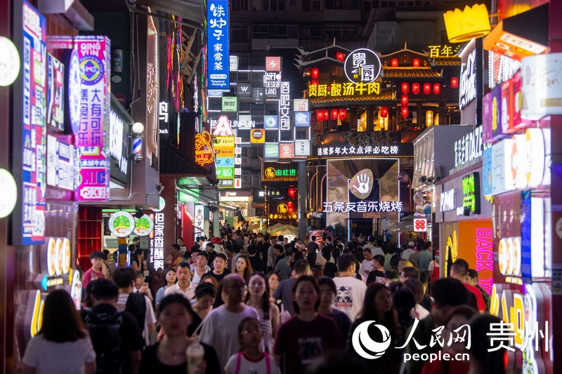 6月21日，貴陽，青云市集內(nèi)游人如織。人民網(wǎng)記者 翁奇羽攝