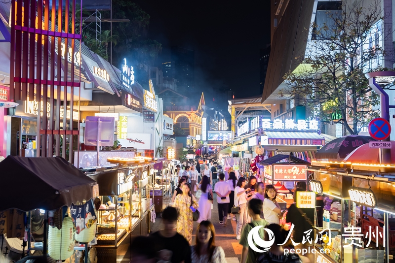 6月21日，夜幕下人頭攢動的貴陽市太平路街區(qū)。人民網(wǎng)記者 涂敏攝