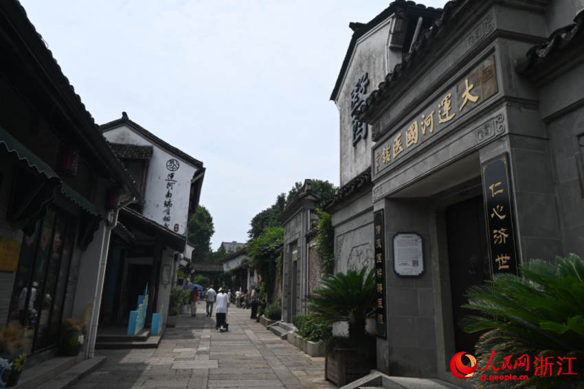 運河邊的老建筑被完好保存下來。人民網(wǎng)記者 張麗瑋攝
