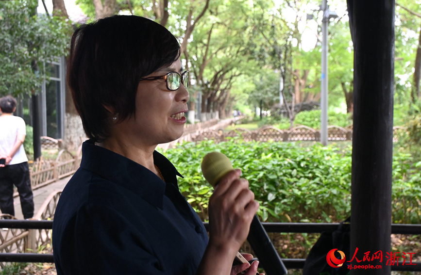 面向運河，任國萍放聲歌唱。人民網(wǎng)記者 張麗瑋