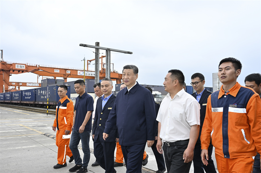 2024年4月22日至24日，中共中央總書記、國(guó)家主席、中央軍委主席習(xí)近平在重慶考察。這是22日下午，習(xí)近平在重慶國(guó)際物流樞紐園區(qū)重慶鐵路集裝箱中心站，同貨車司機(jī)、列車司機(jī)、裝卸工人、場(chǎng)站管理人員等親切交流。新華社記者 岳月偉 攝