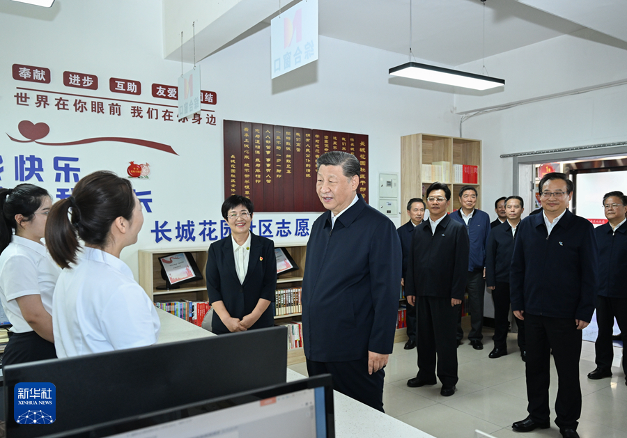 2024年6月19日下午，習(xí)近平在寧夏銀川市金鳳區(qū)長(zhǎng)城花園社區(qū)黨群服務(wù)中心便民服務(wù)廳了解社區(qū)開展便民惠民服務(wù)等情況。新華社記者 謝環(huán)馳 攝