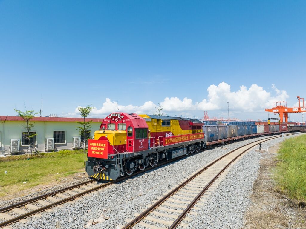 01 陸海新通道第20000列班車。陸海新通道運(yùn)營公司供圖