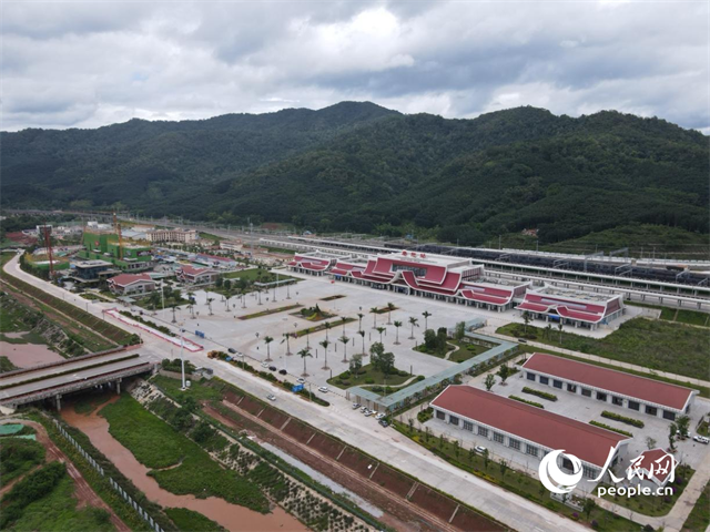 航拍云南磨憨口岸。 人民網(wǎng)記者 符皓攝