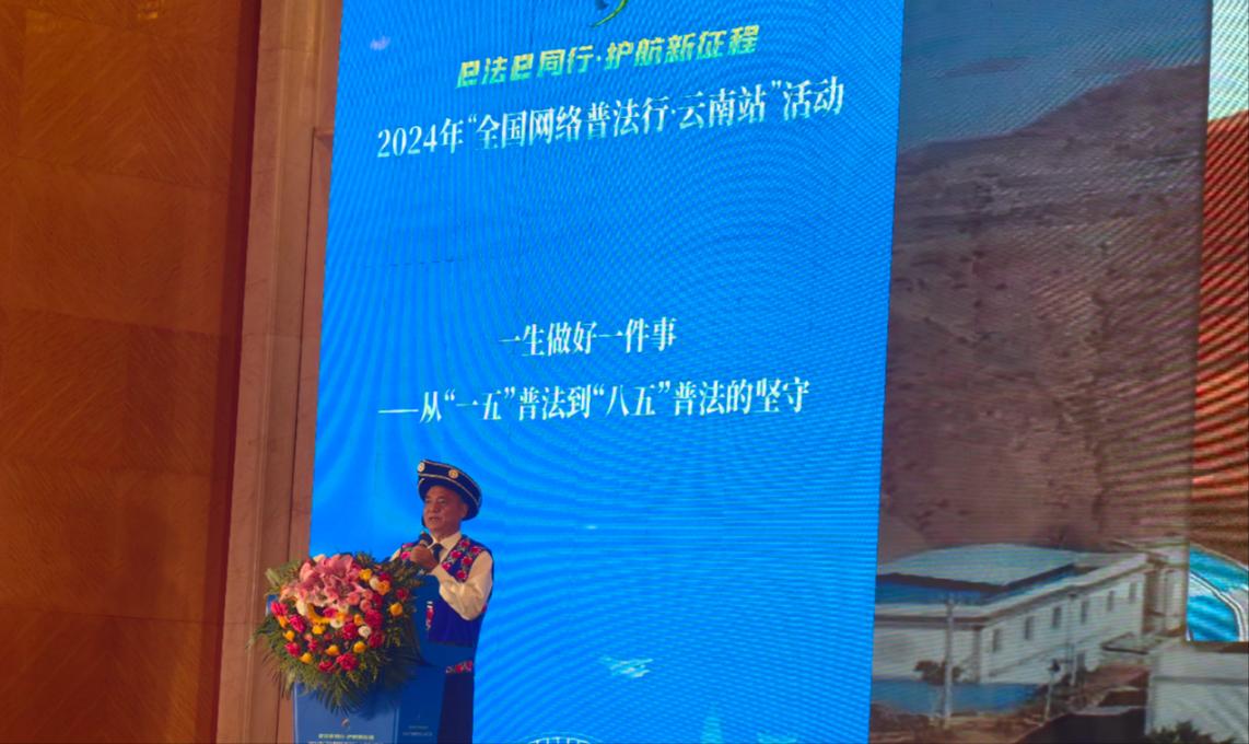 李學(xué)平分享普法的故事。人民網(wǎng)記者 孝金波攝