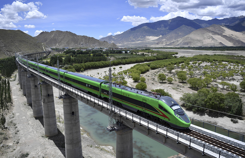 2022年6月22日，復(fù)興號(hào)列車行駛在西藏山南境內(nèi)。