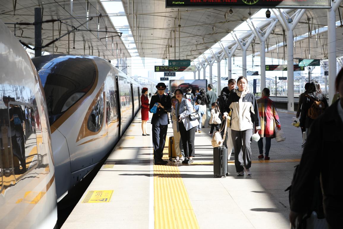旅客在站臺準備乘車。受訪方供圖