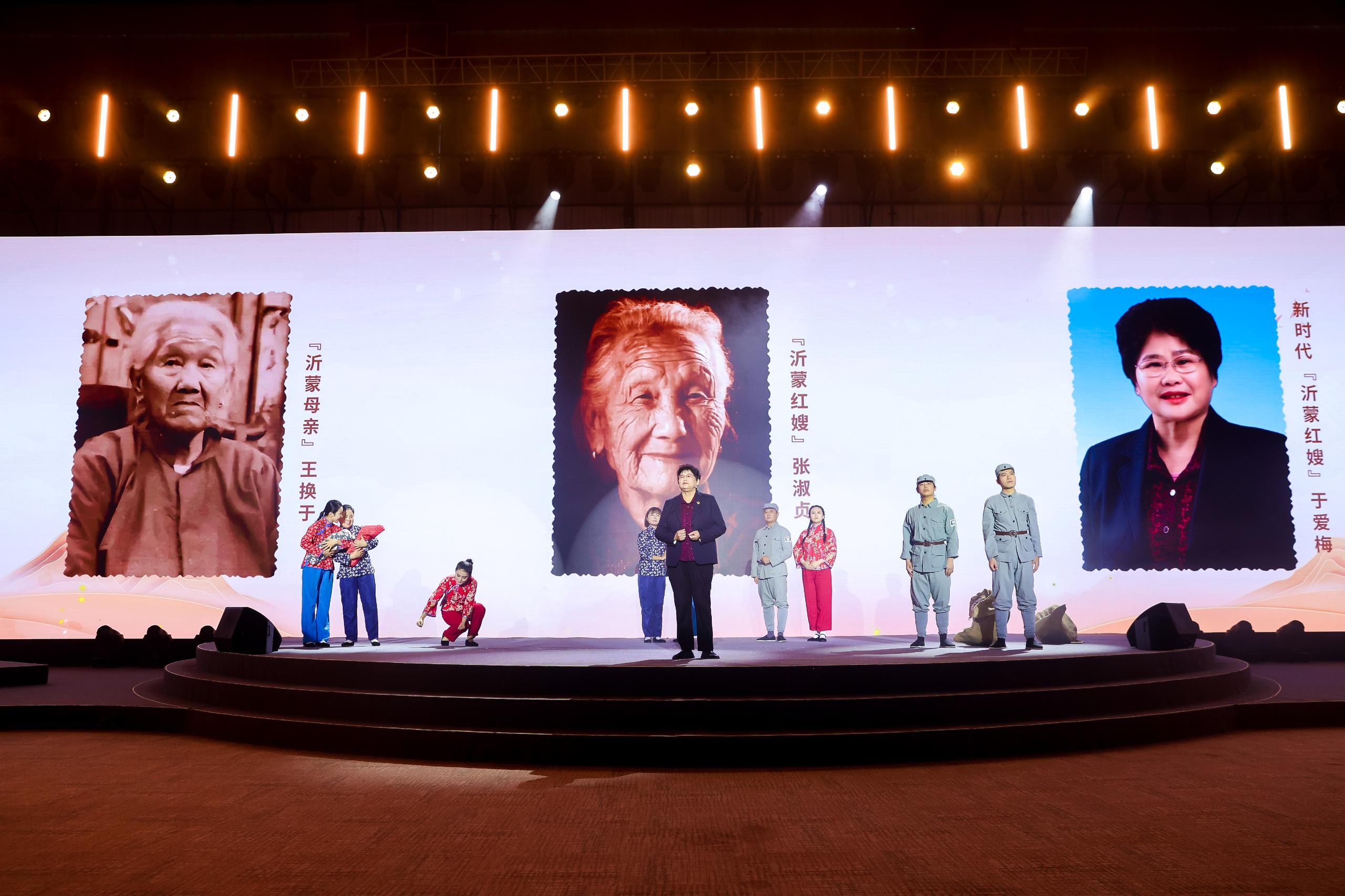 “何以中國·弦歌不輟”網(wǎng)絡主題活動現(xiàn)場，于愛梅講述“沂蒙紅嫂”的故事。人民視頻供圖。