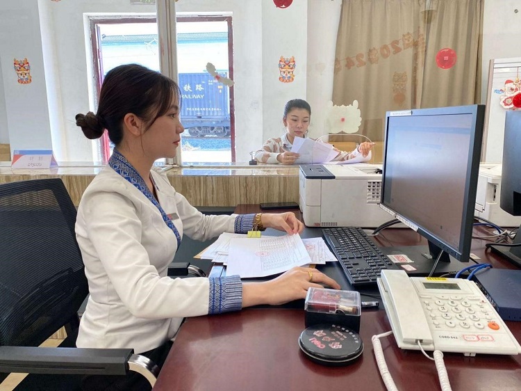 春節(jié)期間，中老鐵路員工堅(jiān)守崗位，保障鐵路運(yùn)行安全、暢通。李加勇攝