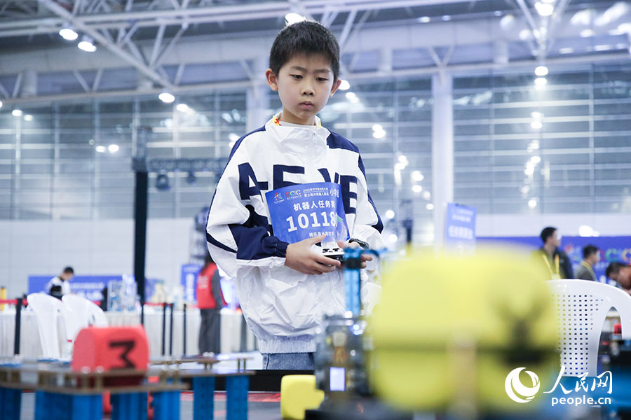 參加2025數(shù)字中國創(chuàng)新大賽青少年AI機器人賽道決賽的小選手。人民網(wǎng)記者 焦艷攝