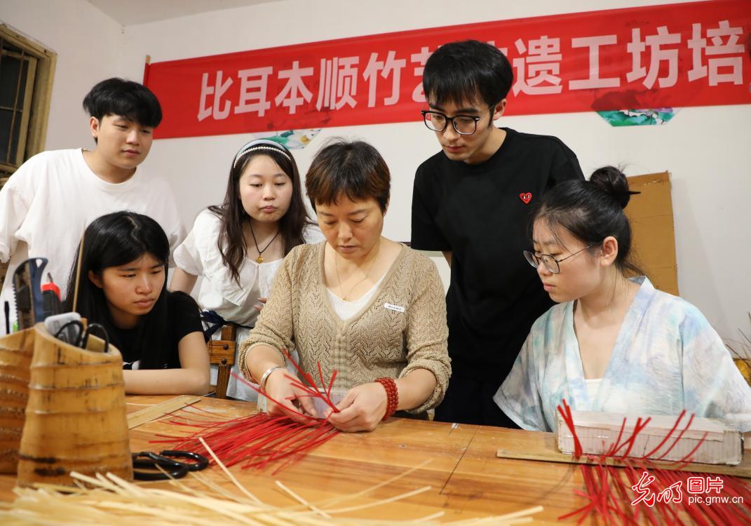 直播助農(nóng)、健康義診、扮靚街巷……青年學子暑期返鄉(xiāng)服務桑梓