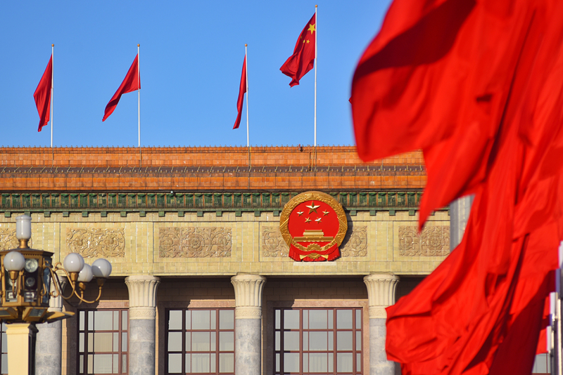 2024年3月8日，北京上空現(xiàn)“兩會(huì)藍(lán)”，人民大會(huì)堂前紅旗飄揚(yáng)。