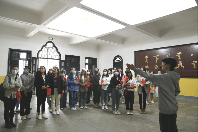 2021年5月20日，在喜迎中國共產(chǎn)黨建黨100周年之際，我校開展了少數(shù)民族學(xué)生“學(xué)黨史、感恩黨、跟黨走”紅色研學(xué)活動(dòng)。