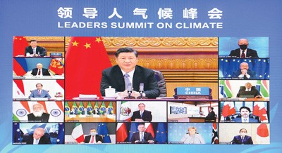 2021年4月22日晚，應(yīng)美國(guó)總統(tǒng)拜登邀請(qǐng)，國(guó)家主席習(xí)近平在北京以視頻方式出席領(lǐng)導(dǎo)人氣候峰會(huì)，并發(fā)表題為《共同構(gòu)建人與自然生命共同體》的重要講話。新華社記者 李 響攝