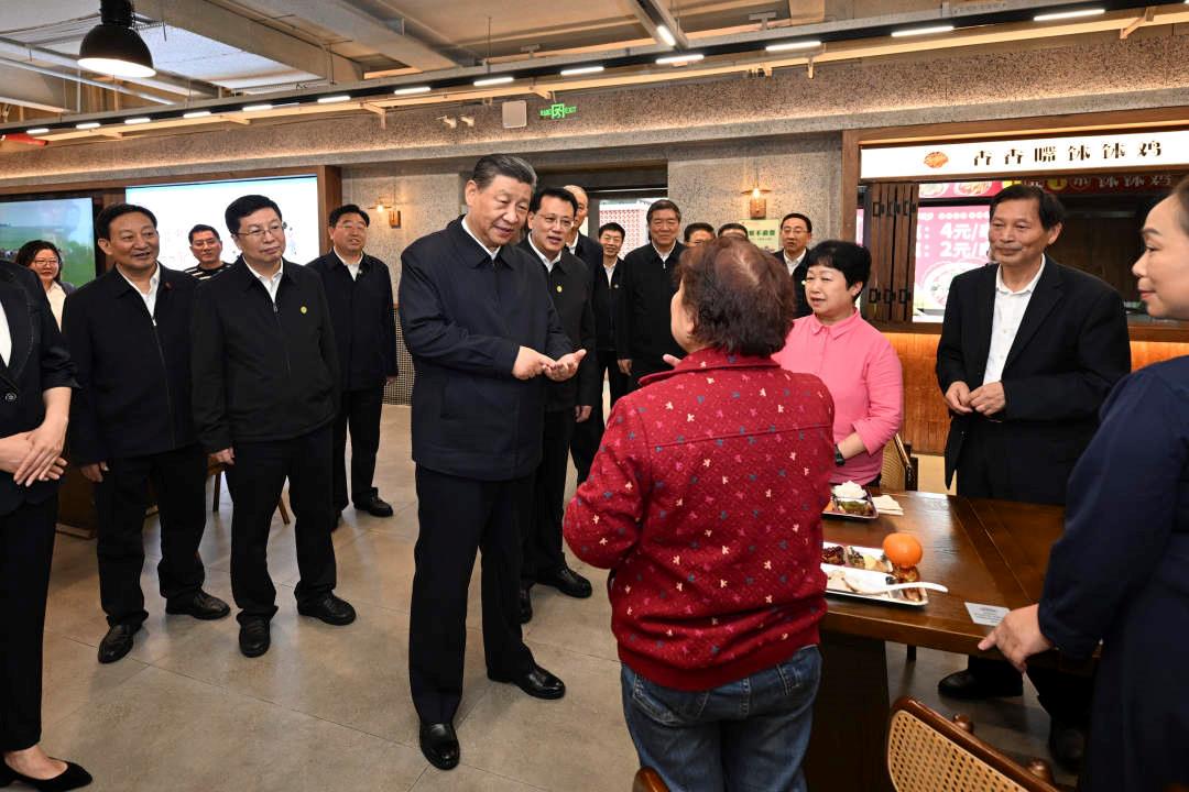 △2024年4月22日，習近平總書記來到重慶九龍坡區(qū)謝家灣街道民主村社區(qū)考察。